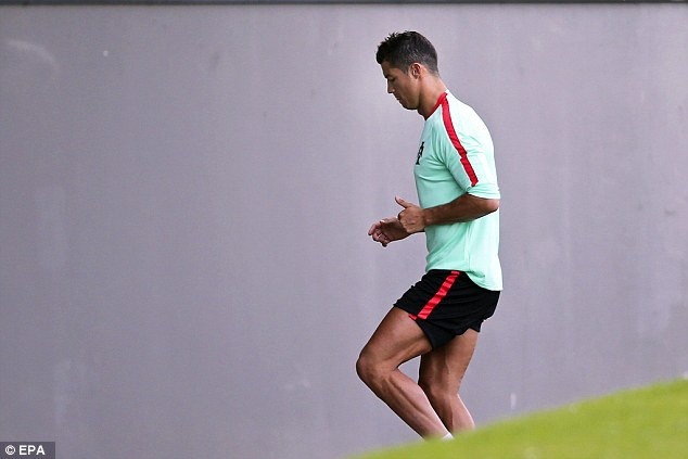 Fan chèo mái nhà xem Ronaldo tập luyện ảnh 10 Fan cheo mai nha xem Ronaldo tap luyen anh 10