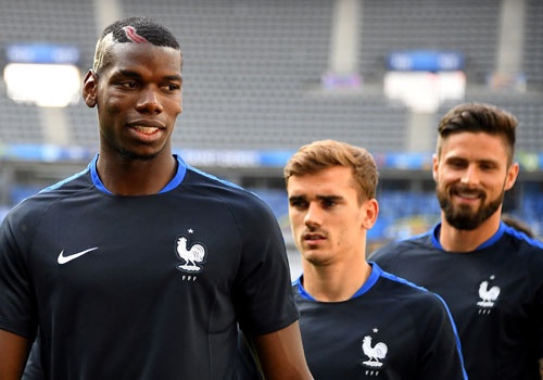 Pogba khoe kieu toc la truoc tran mo man Euro hinh anh