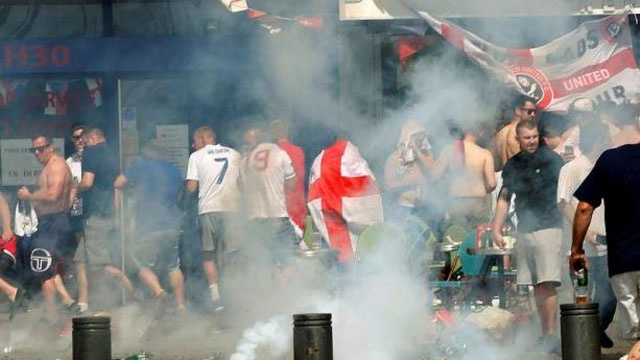 Canh sat dung hoi cay ngan au da truoc tran DT Anh gap Nga hinh anh