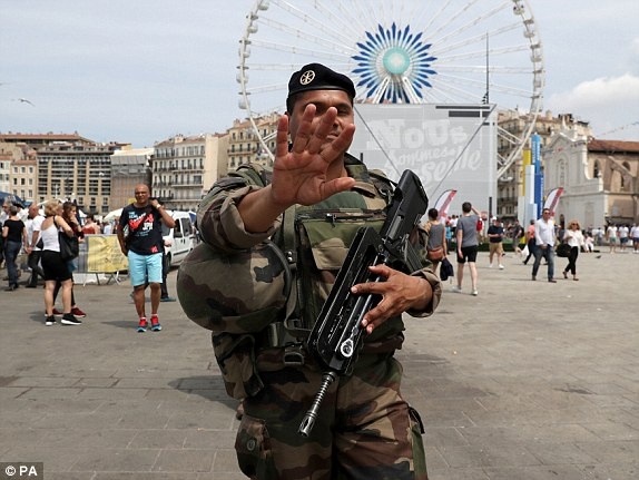 Canh sat dung hoi cay ngan au da anh 8