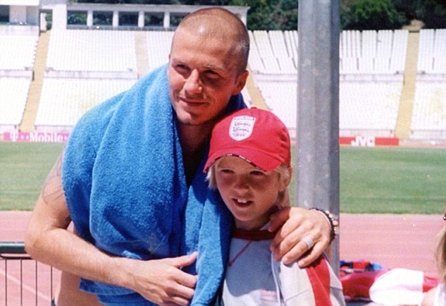 Eric Dier gay an tuong o Euro 2016 anh 2