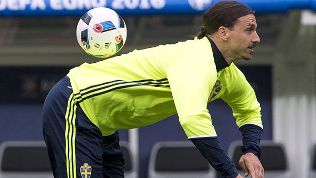 Ibra: ‘Huyen thoai van co the toa sang o tuoi 34’ hinh anh