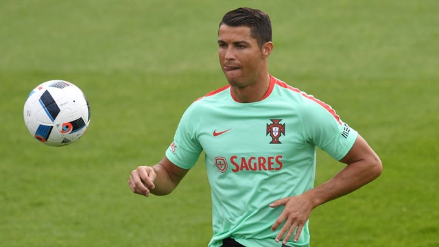 Ronaldo bieu dien ky thuat truoc tran ra quan tai Euro hinh anh