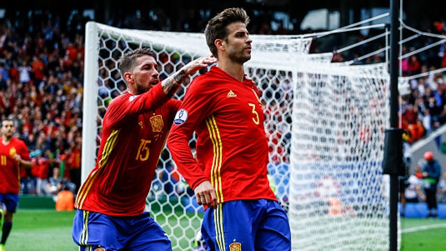 Thang CH Czech vat va, Pique van tuyen bo Tay Ban Nha vi dai hinh anh