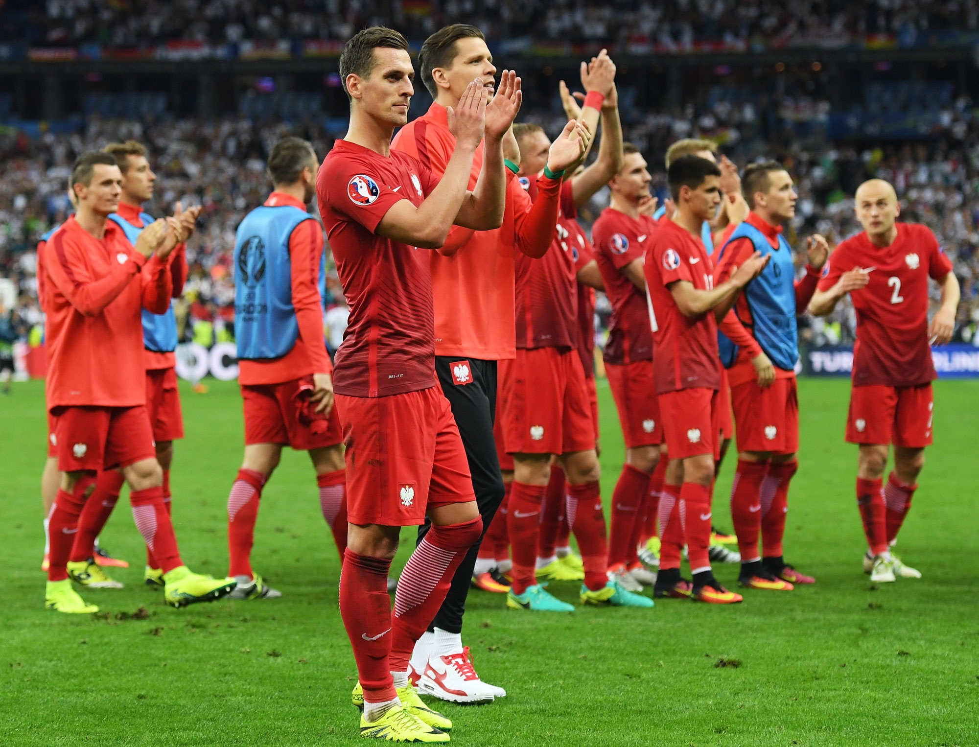 Boateng trach dong doi khi hoa Ba Lan anh 12