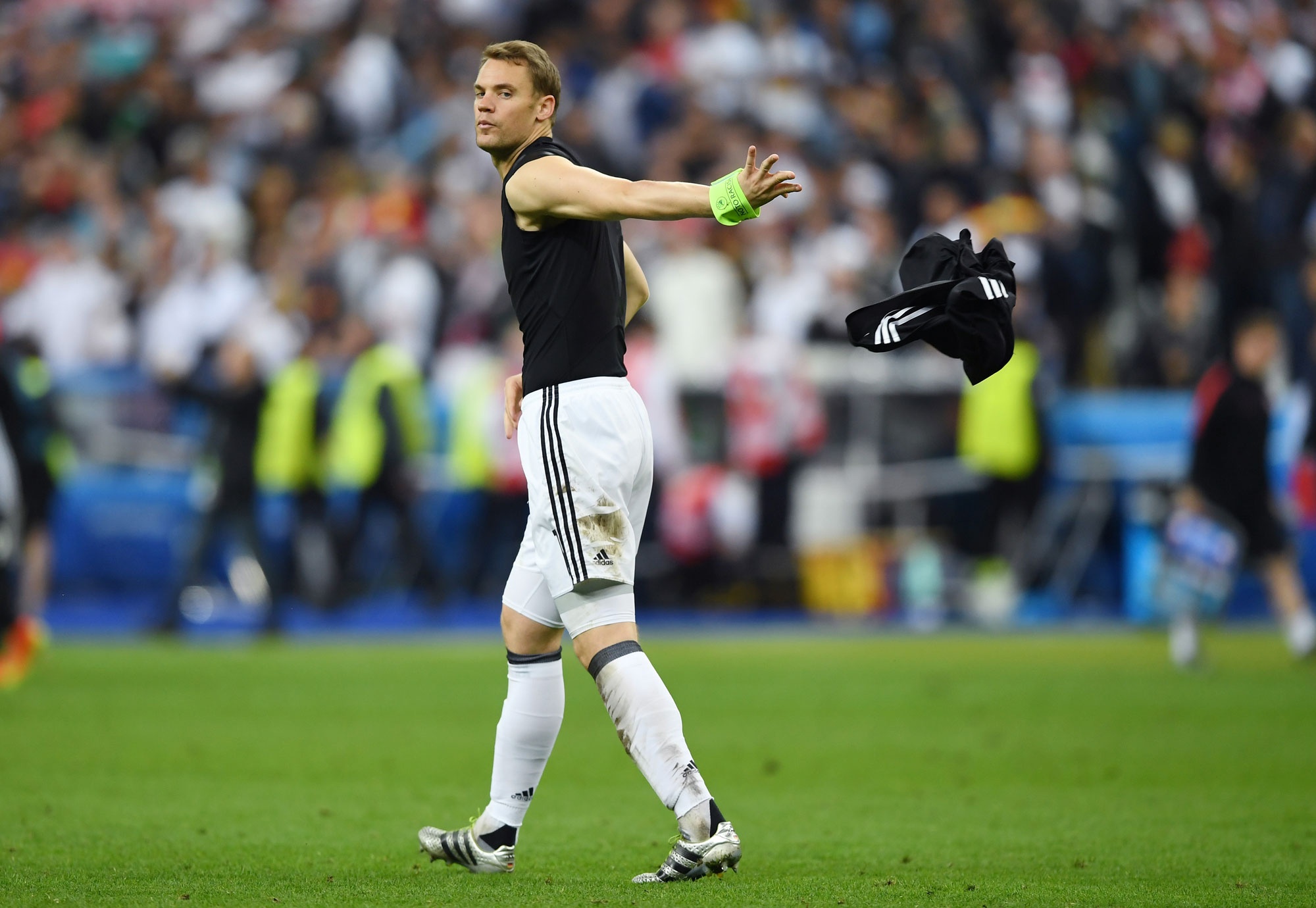 Boateng trach dong doi khi hoa Ba Lan anh 2