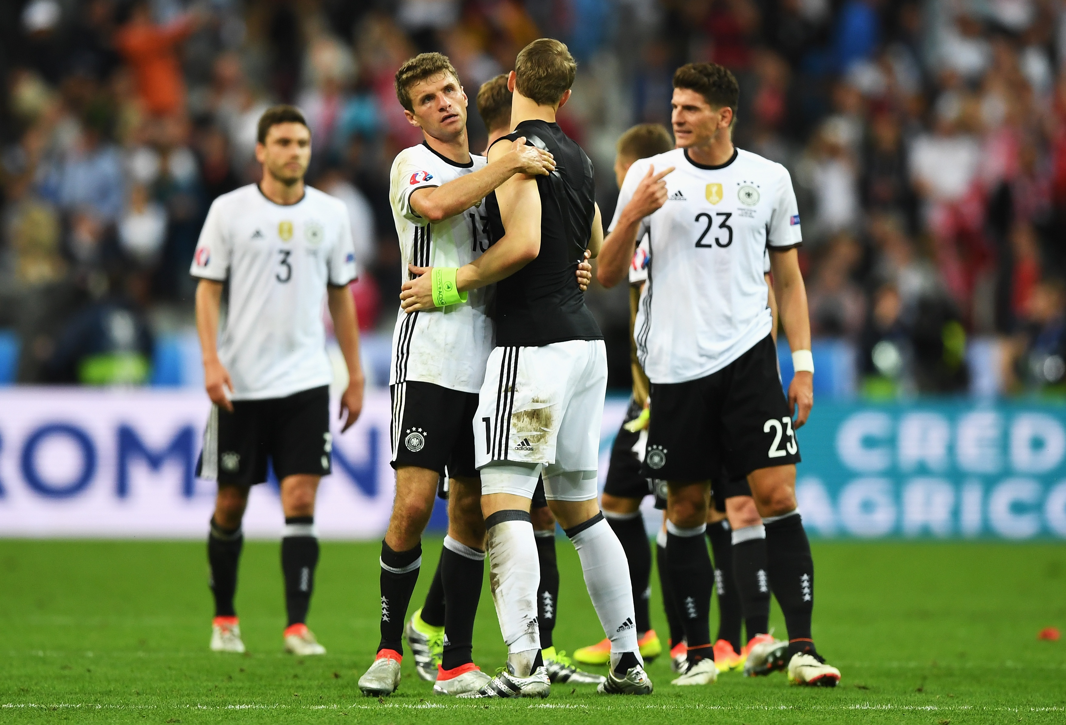 Boateng trach dong doi khi hoa Ba Lan anh 3