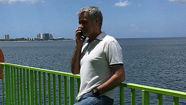 Lo cho MU, Mourinho tich cuc lam viec trong ky nghi hinh anh