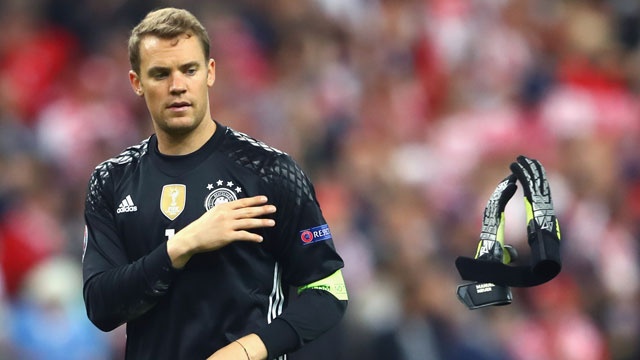 Neuer tuc gian vut ao dau, Boateng chi trich dong doi hinh anh