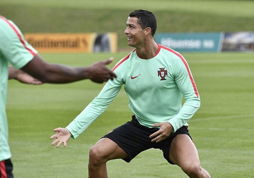 Ronaldo tich cuc tap luyen sau khi bi si nhuc hinh anh
