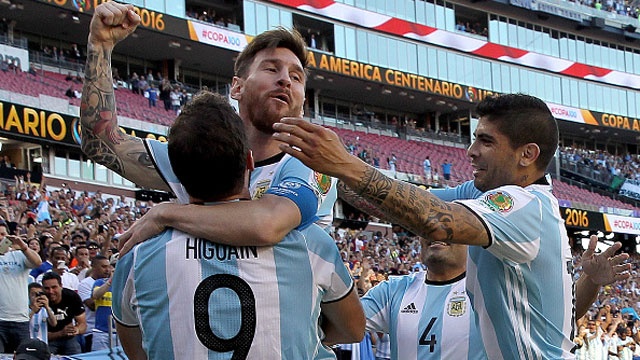 Argentina vs Venezuela (4-1): Messi kien tao va ghi ban hinh anh