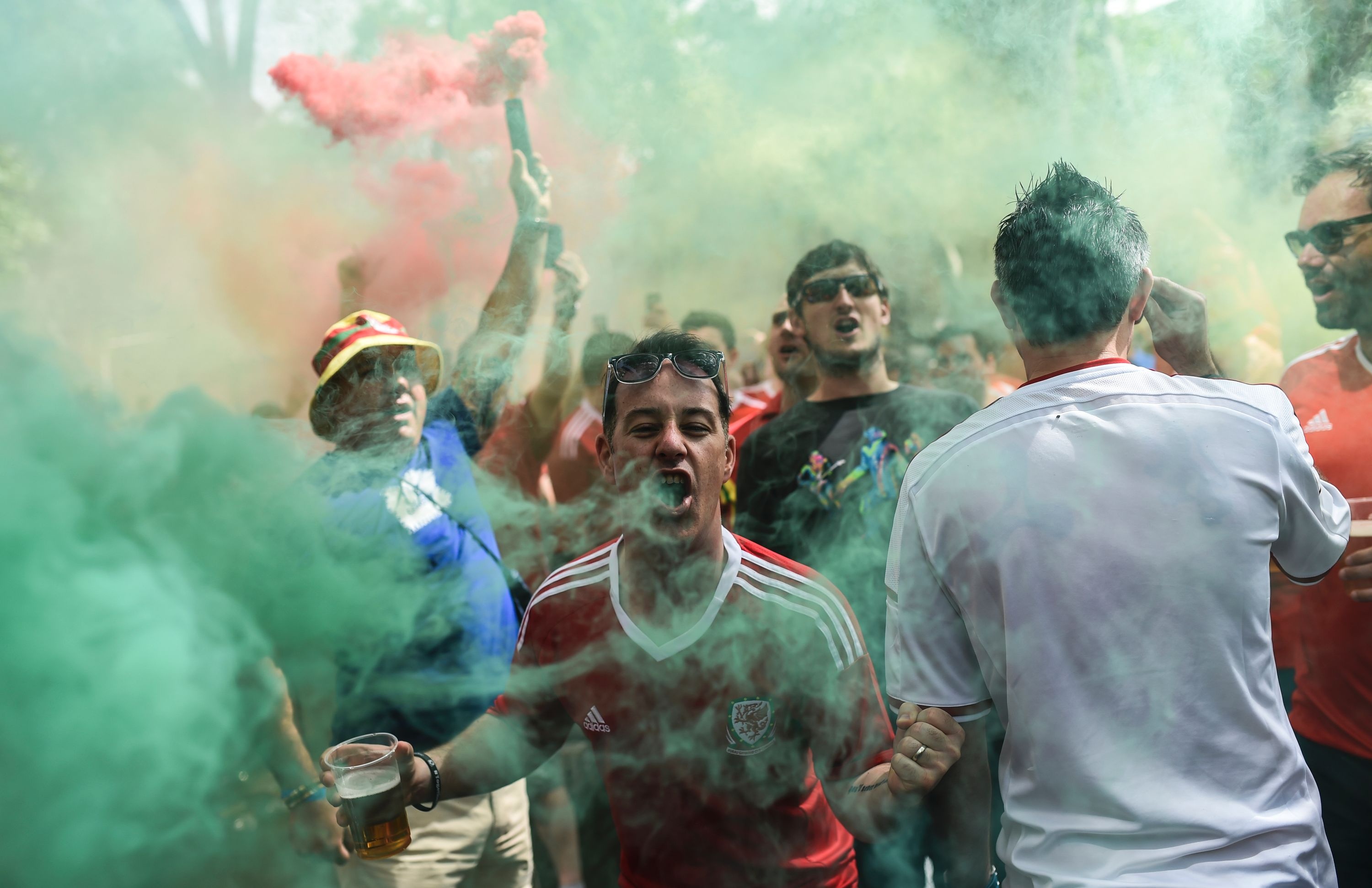 CĐV đốt pháo khói gây náo loạn ảnh 6 CDV dot phao khoi gay nao loan anh 6