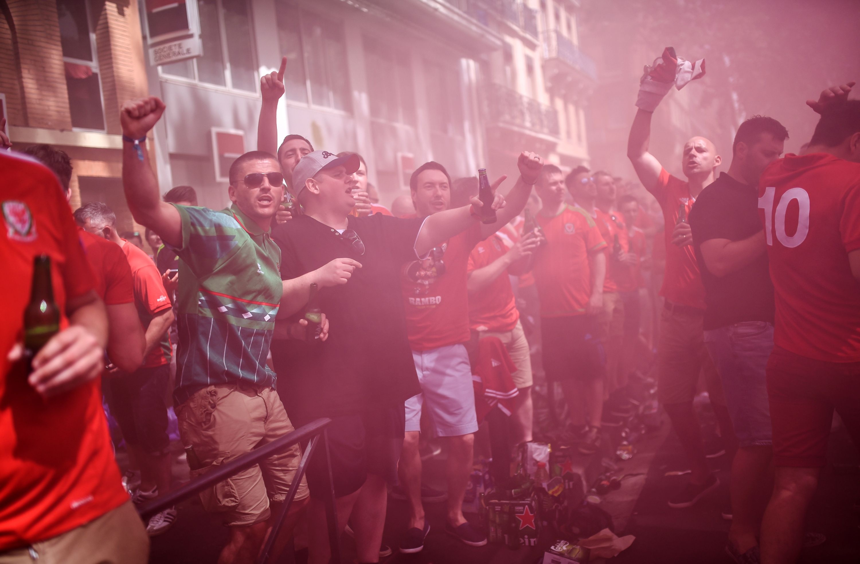 CĐV đốt pháo khói gây náo loạn ảnh 3 CDV dot phao khoi gay nao loan anh 3