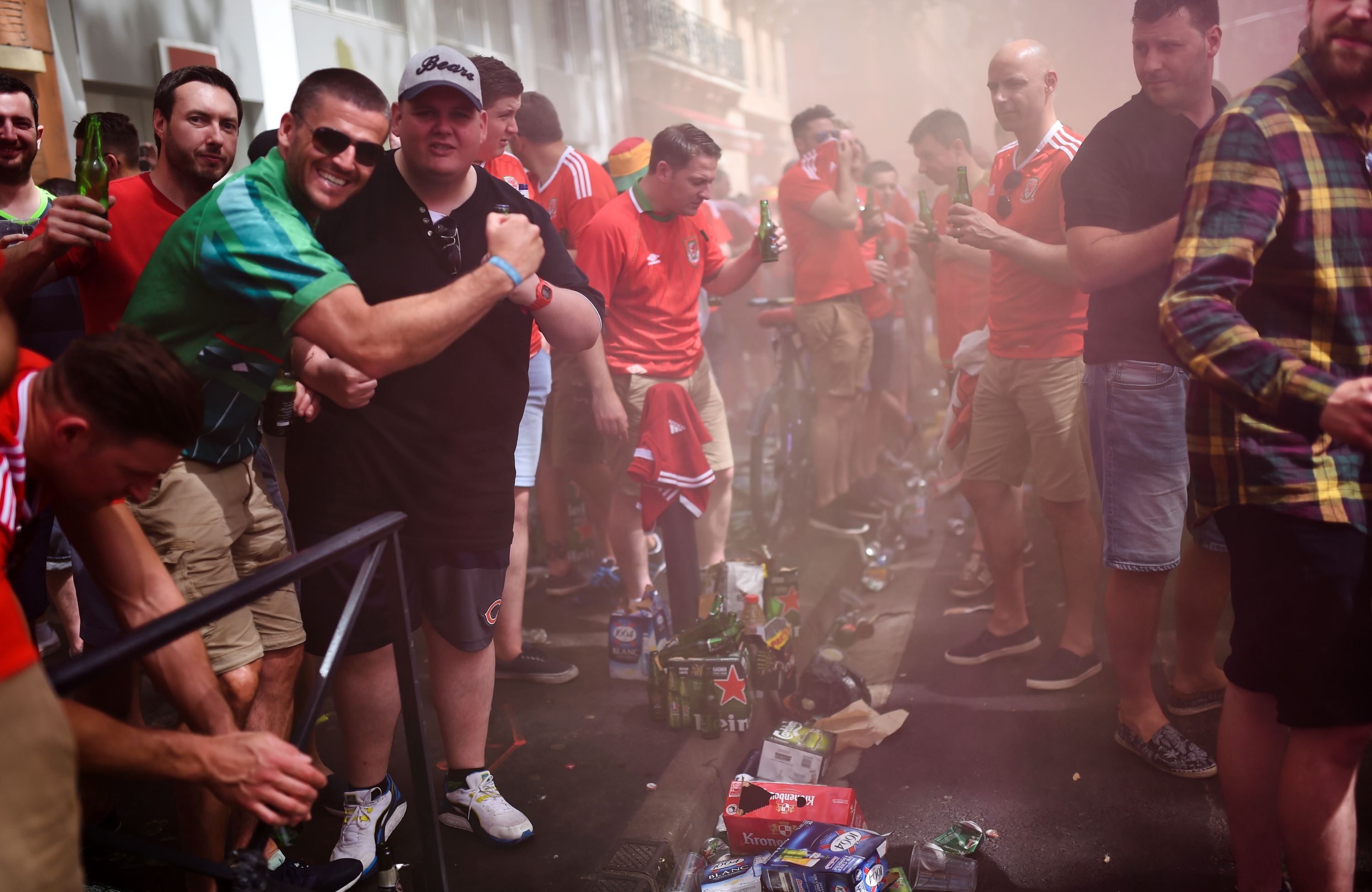 CĐV đốt pháo khói gây náo loạn ảnh 4 CDV dot phao khoi gay nao loan anh 4