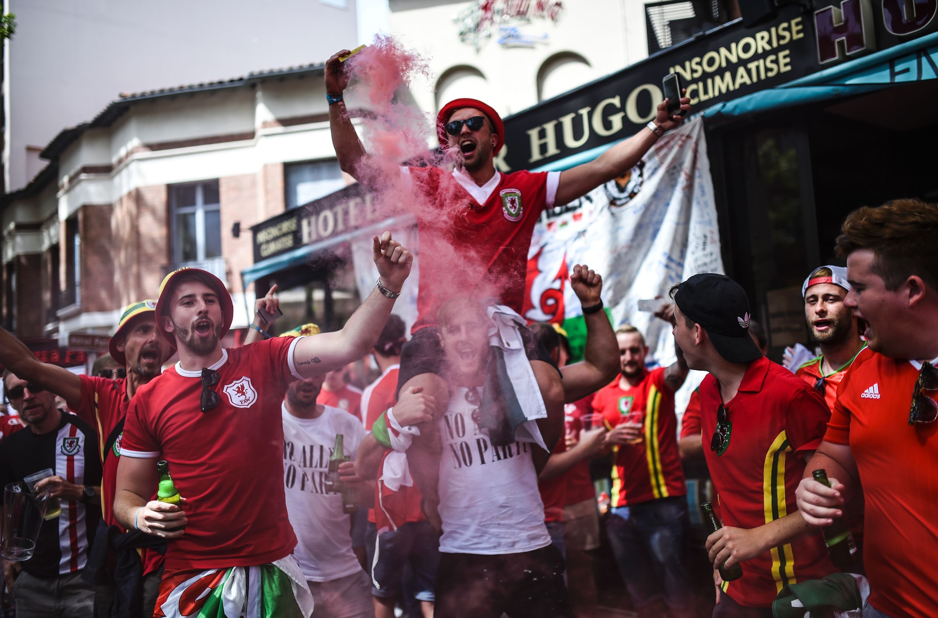 CĐV đốt pháo khói gây náo loạn ảnh 5 CDV dot phao khoi gay nao loan anh 5