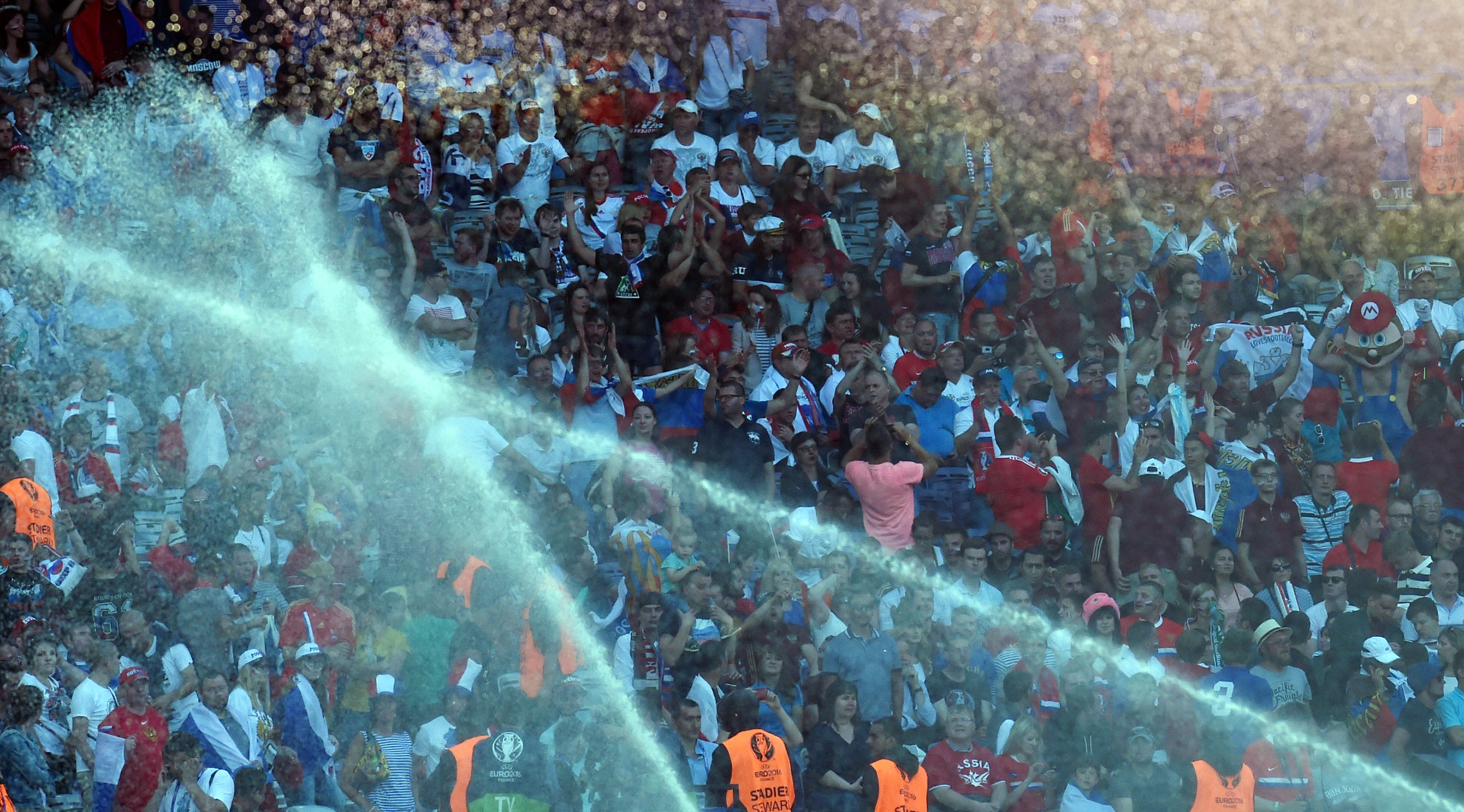 CĐV đốt pháo khói gây náo loạn ảnh 8 CDV dot phao khoi gay nao loan anh 8