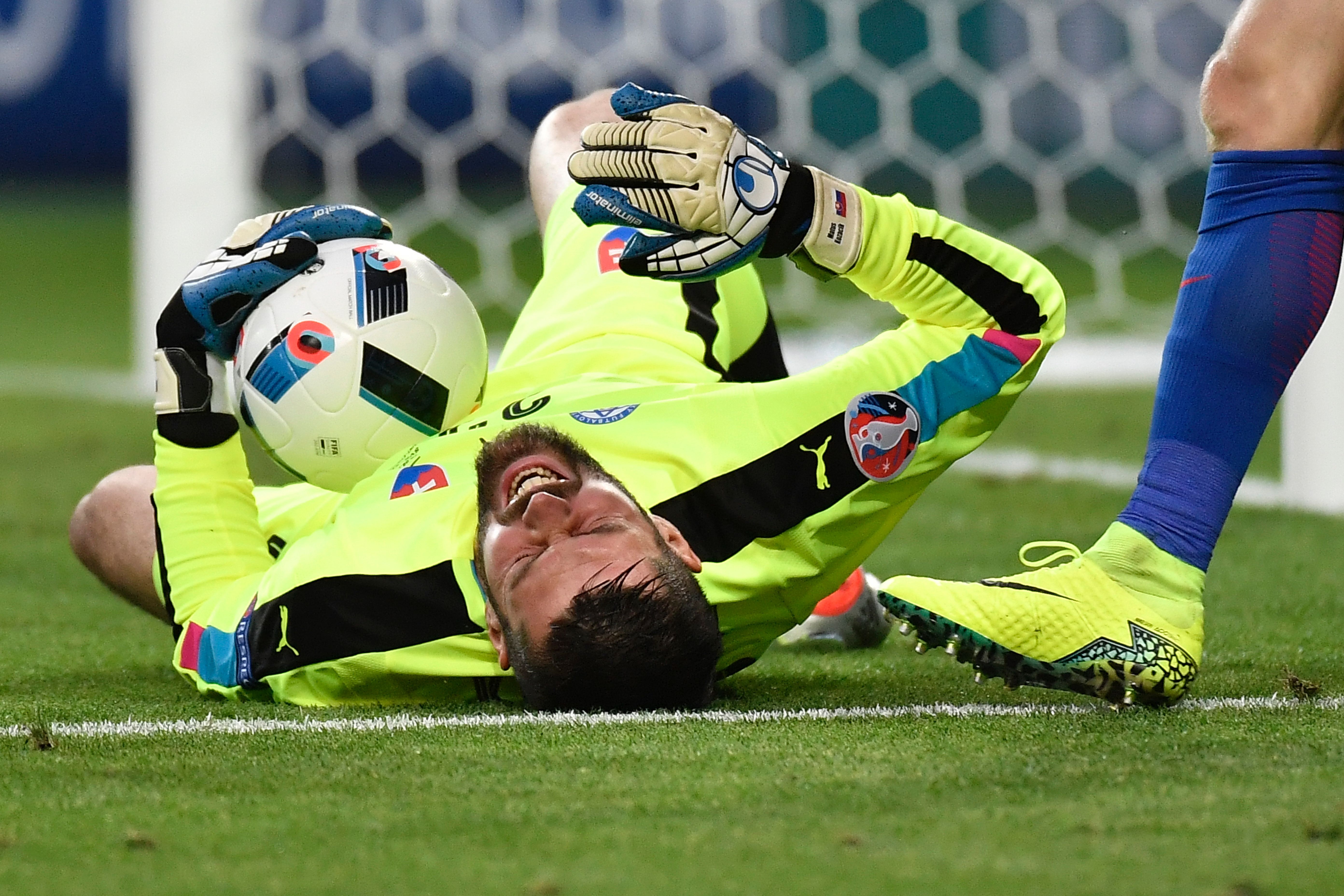 Cau thu do mau trong tran gap Anh anh 9