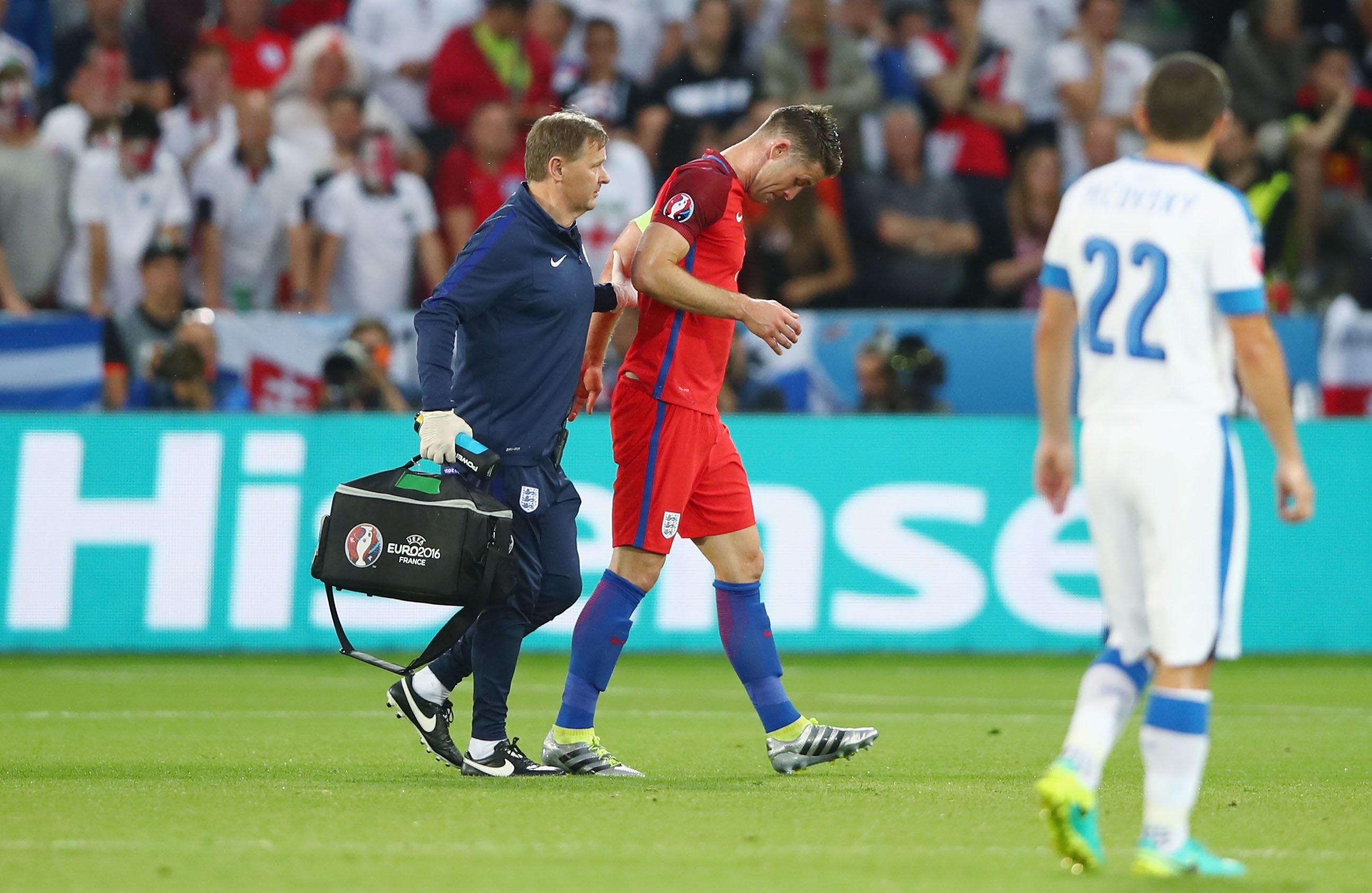 Cau thu do mau trong tran gap Anh anh 11