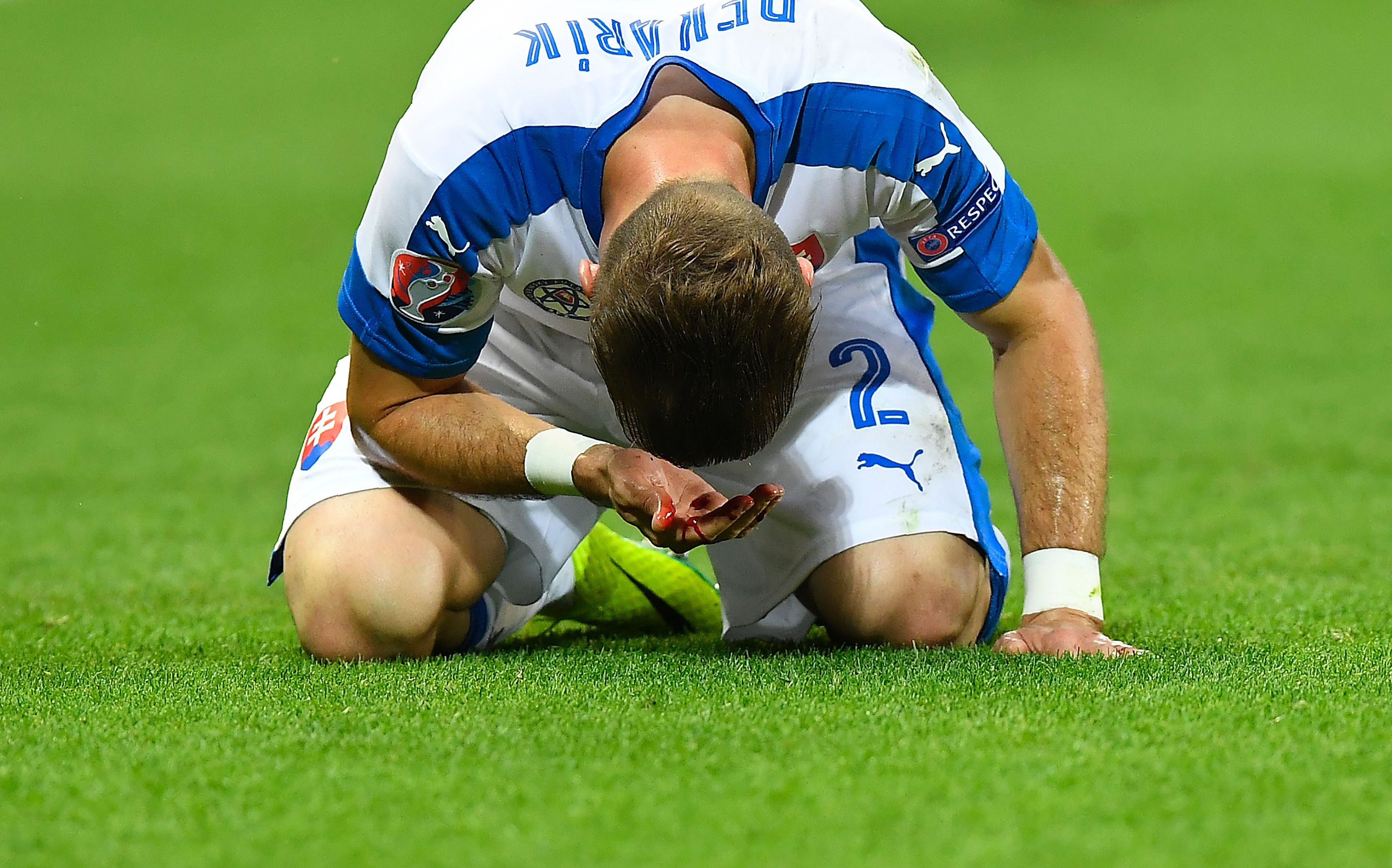 Cau thu do mau trong tran gap Anh anh 2