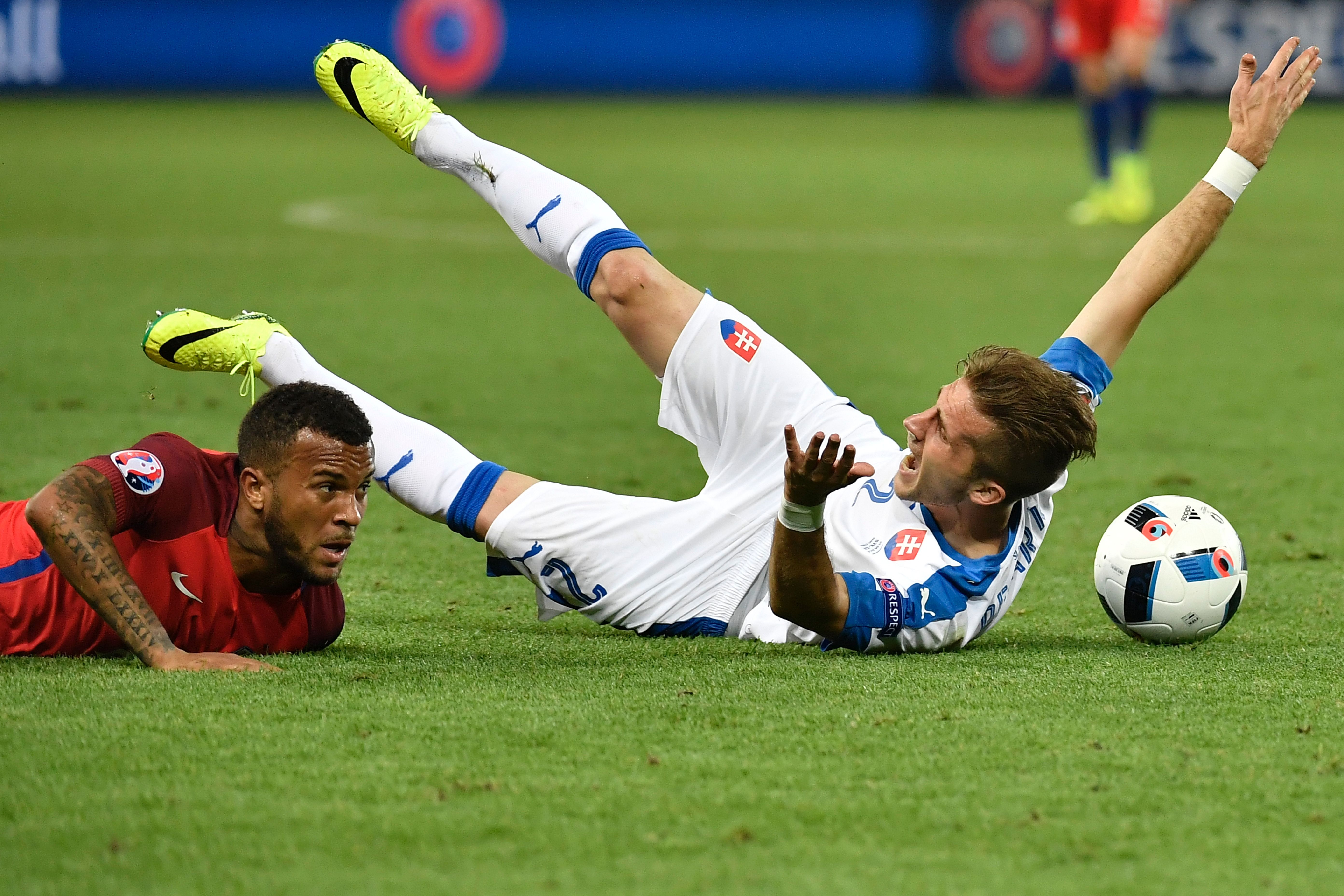 Cau thu do mau trong tran gap Anh anh 5