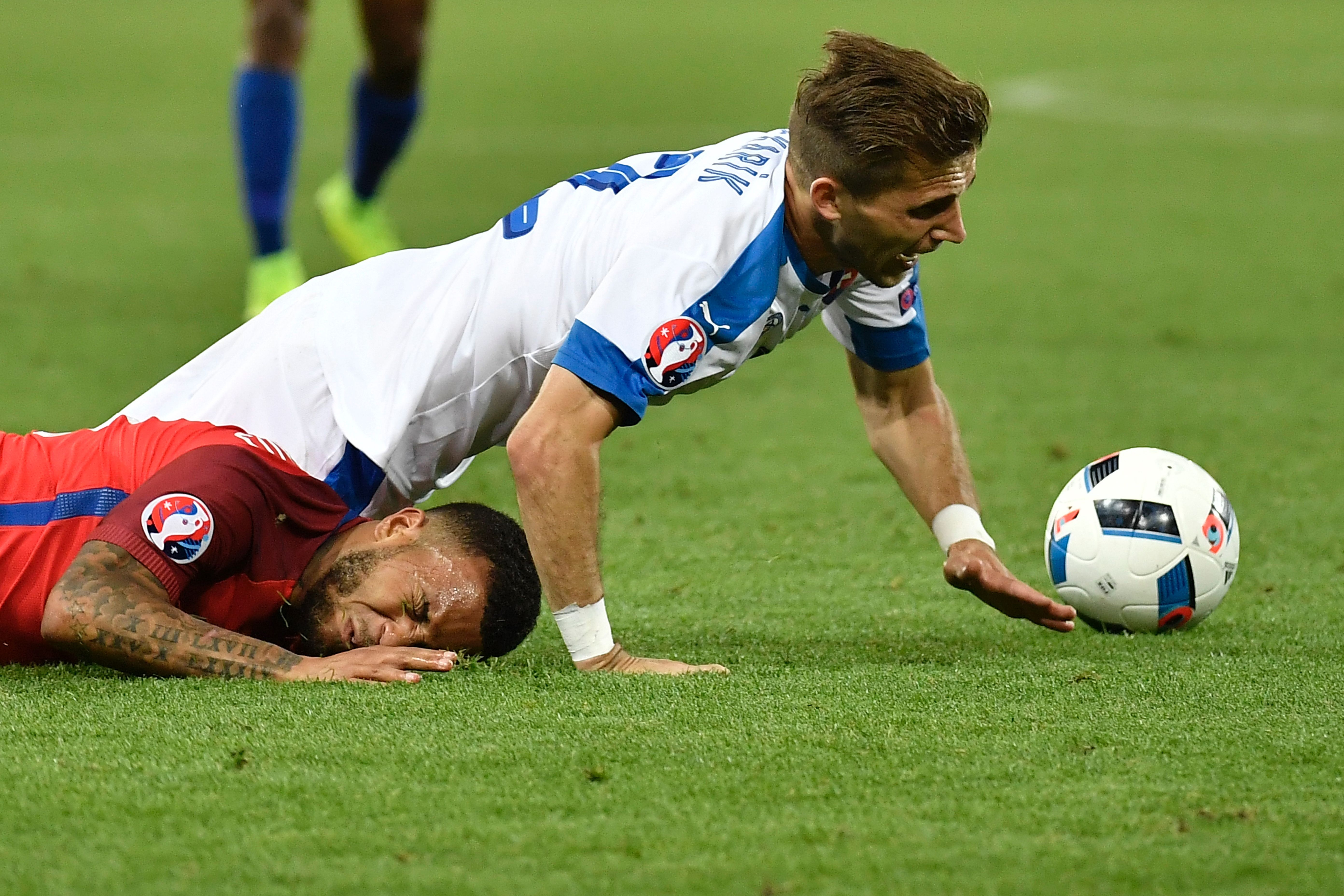 Cau thu do mau trong tran gap Anh anh 6