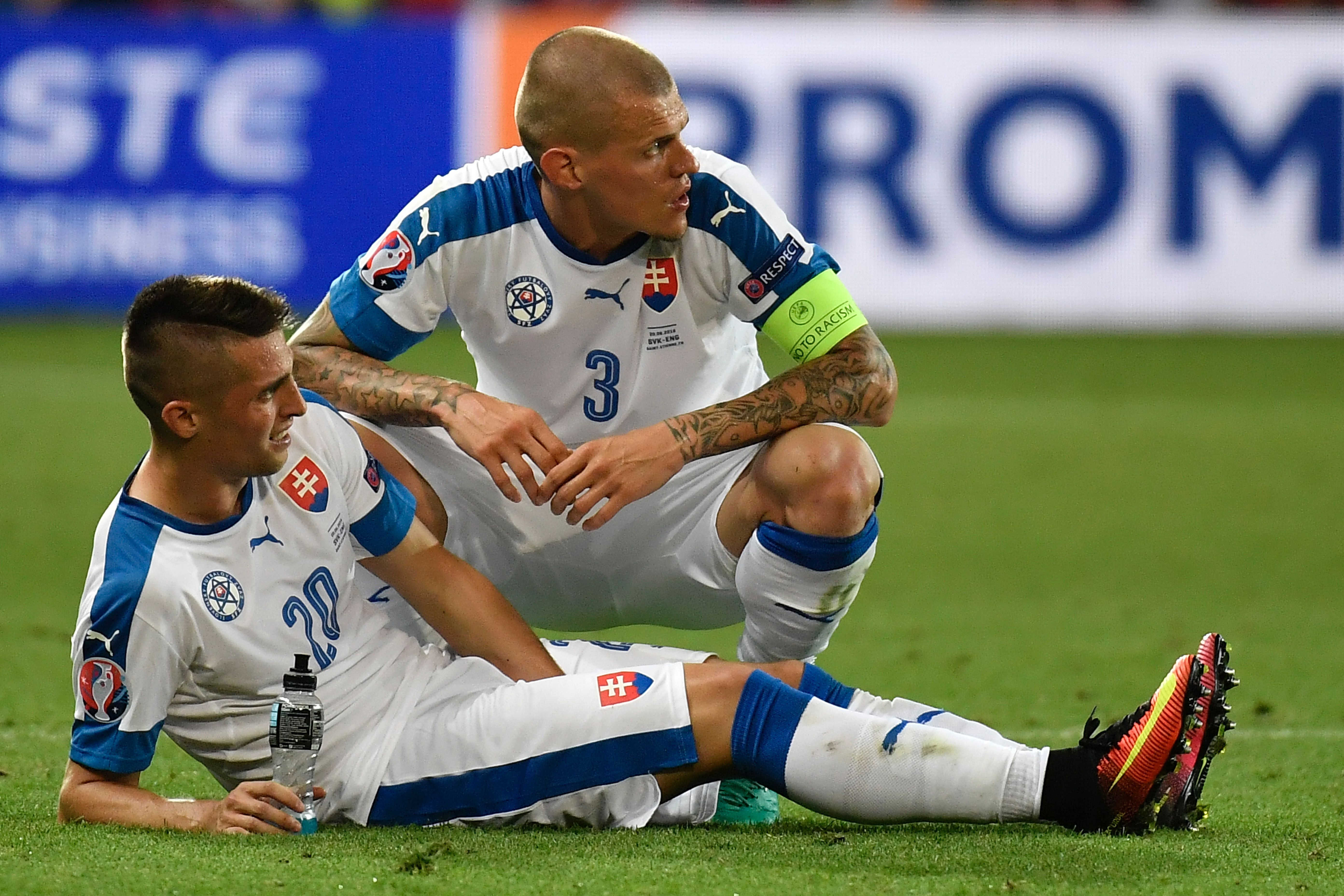 Cau thu do mau trong tran gap Anh anh 7