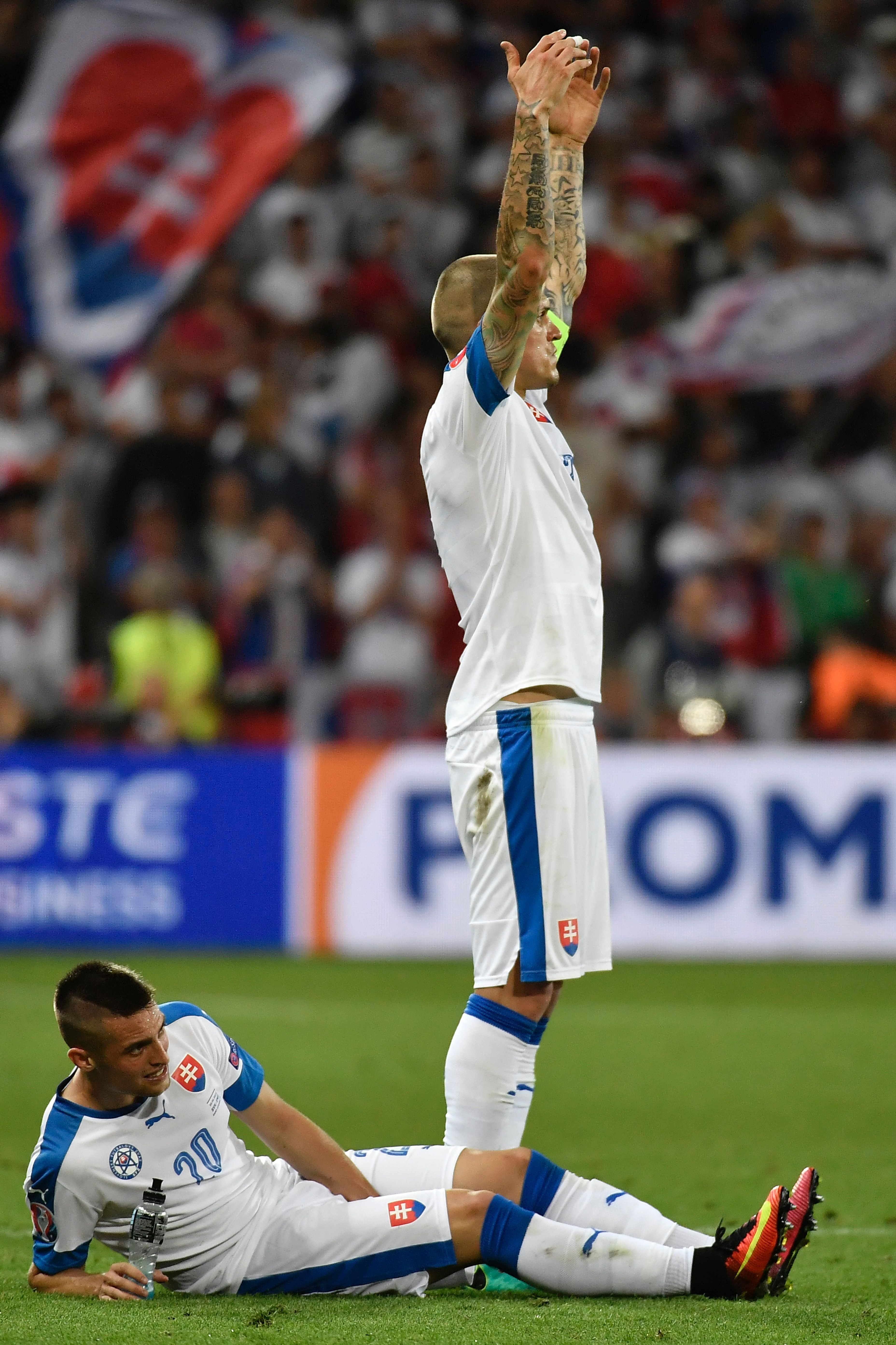 Cau thu do mau trong tran gap Anh anh 8