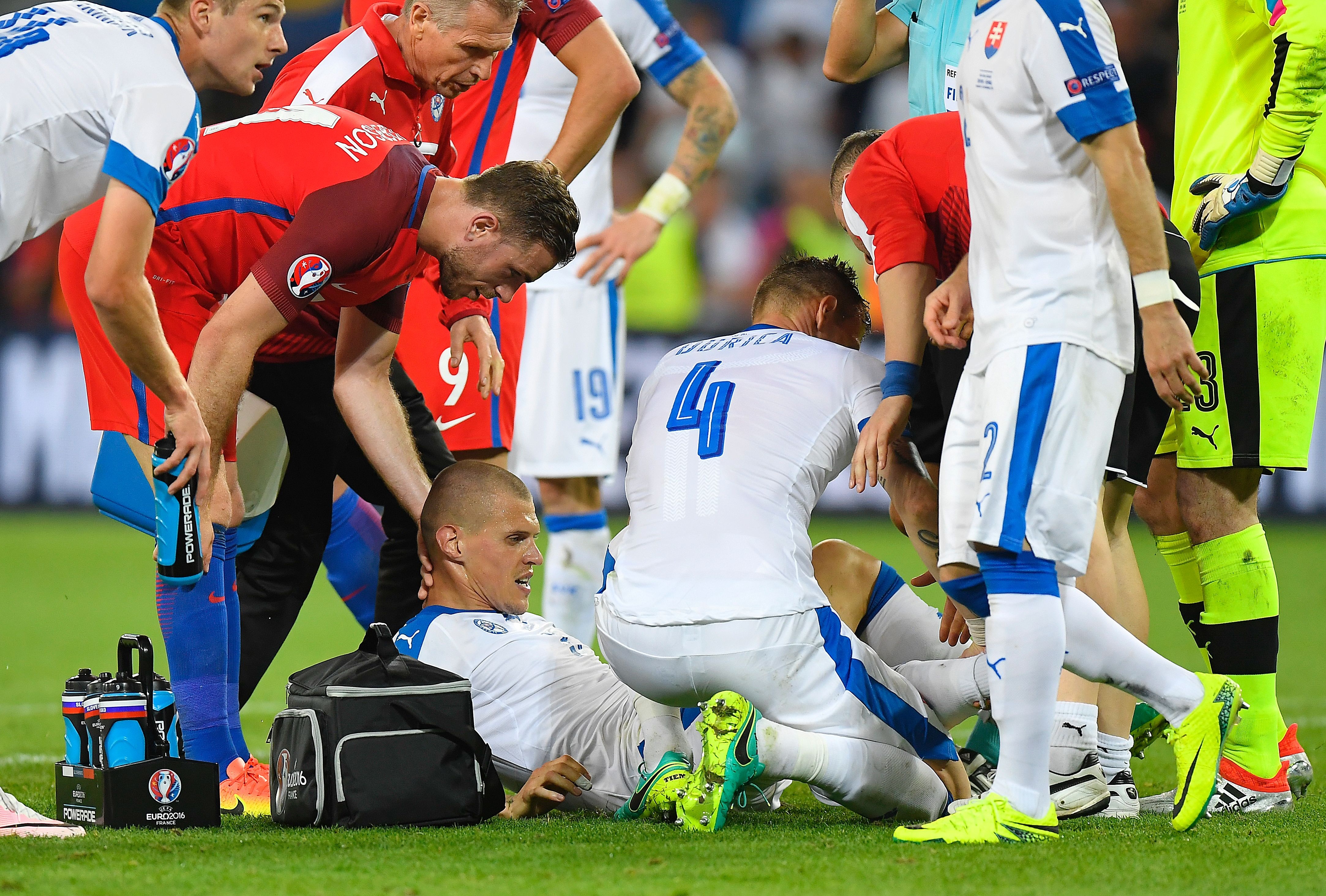 Cau thu do mau trong tran gap Anh anh 10