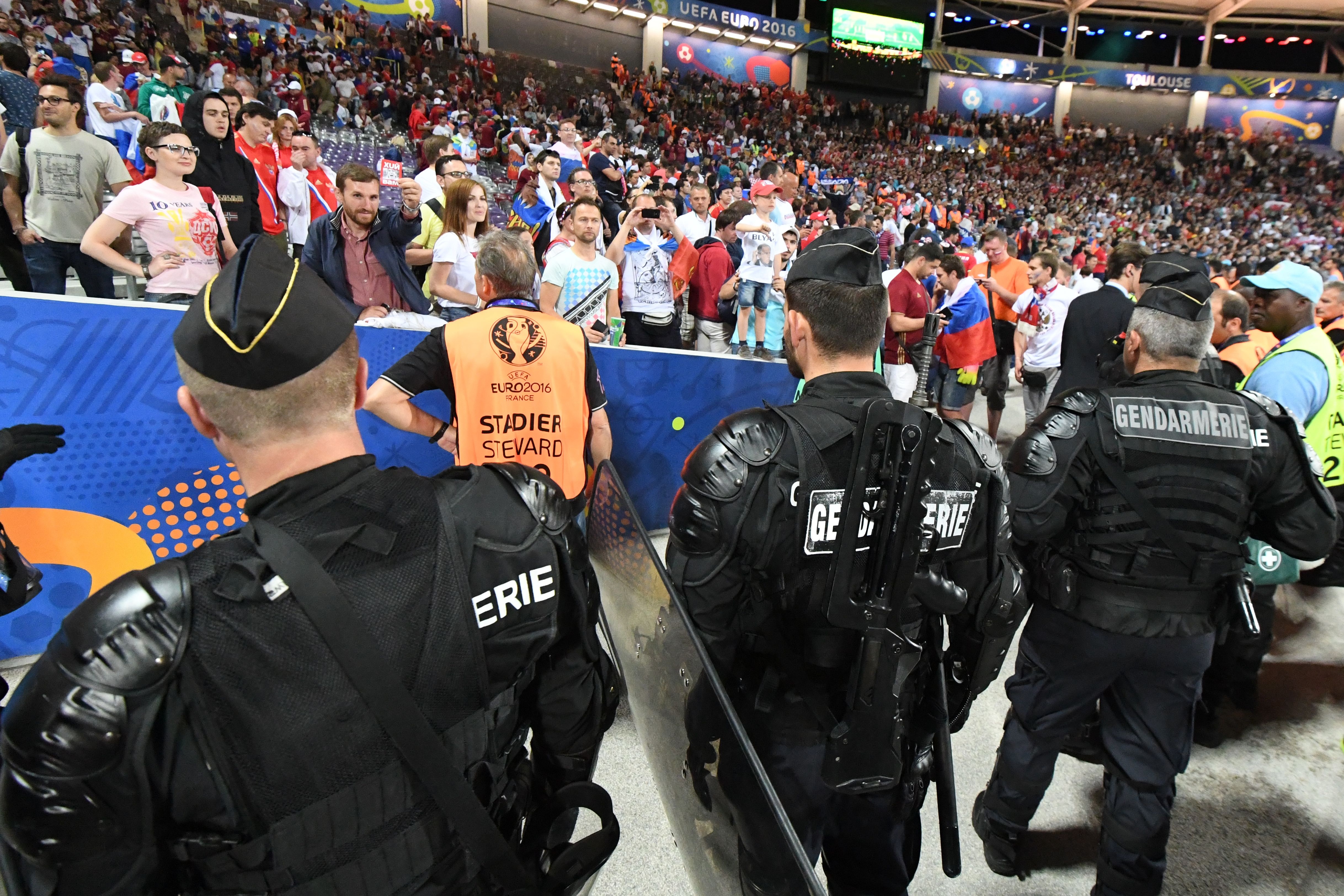 CĐV đốt pháo khói gây náo loạn ảnh 10 CDV dot phao khoi gay nao loan anh 10