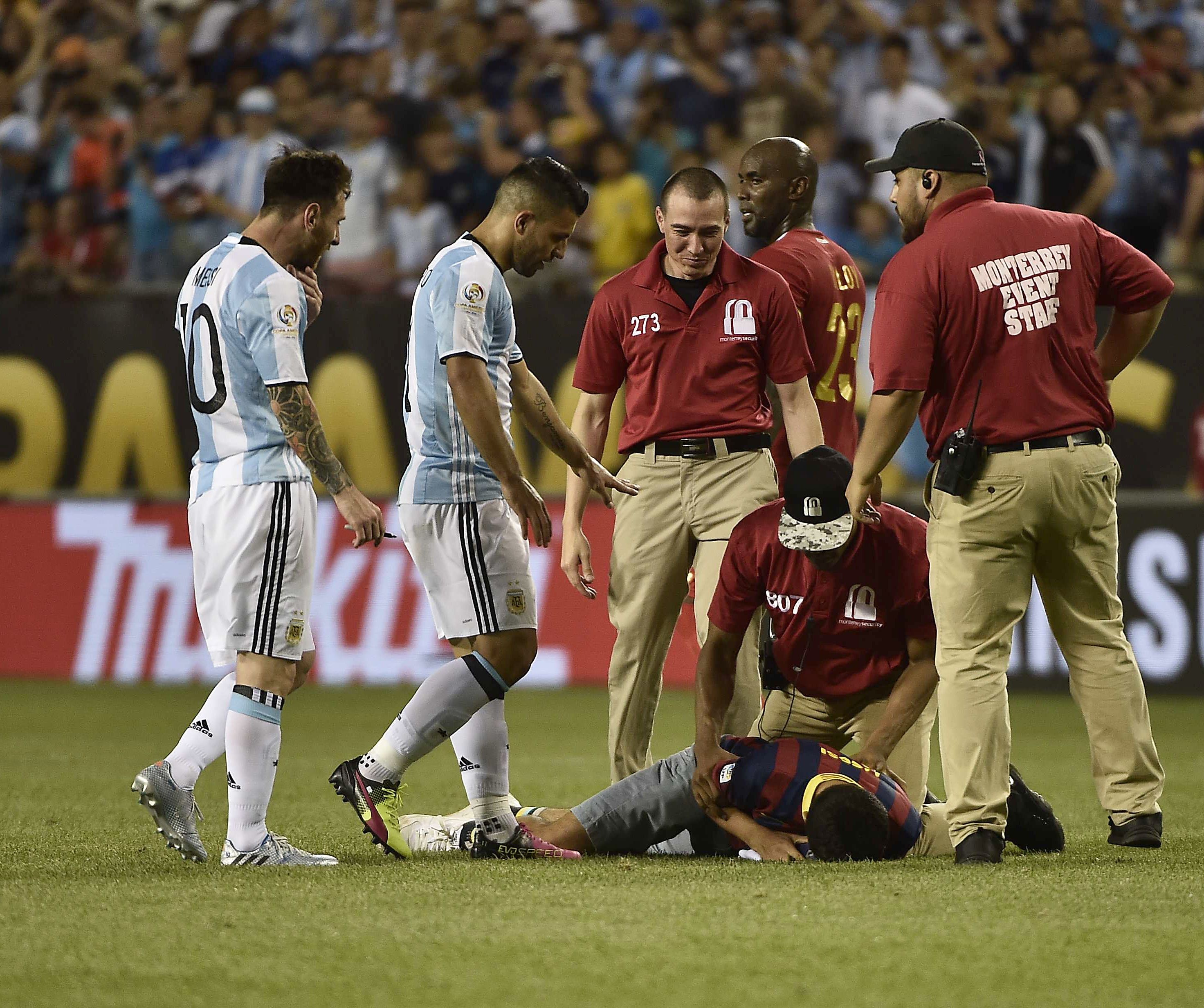 Fan cuong Messi vao san xin chu ky anh 10