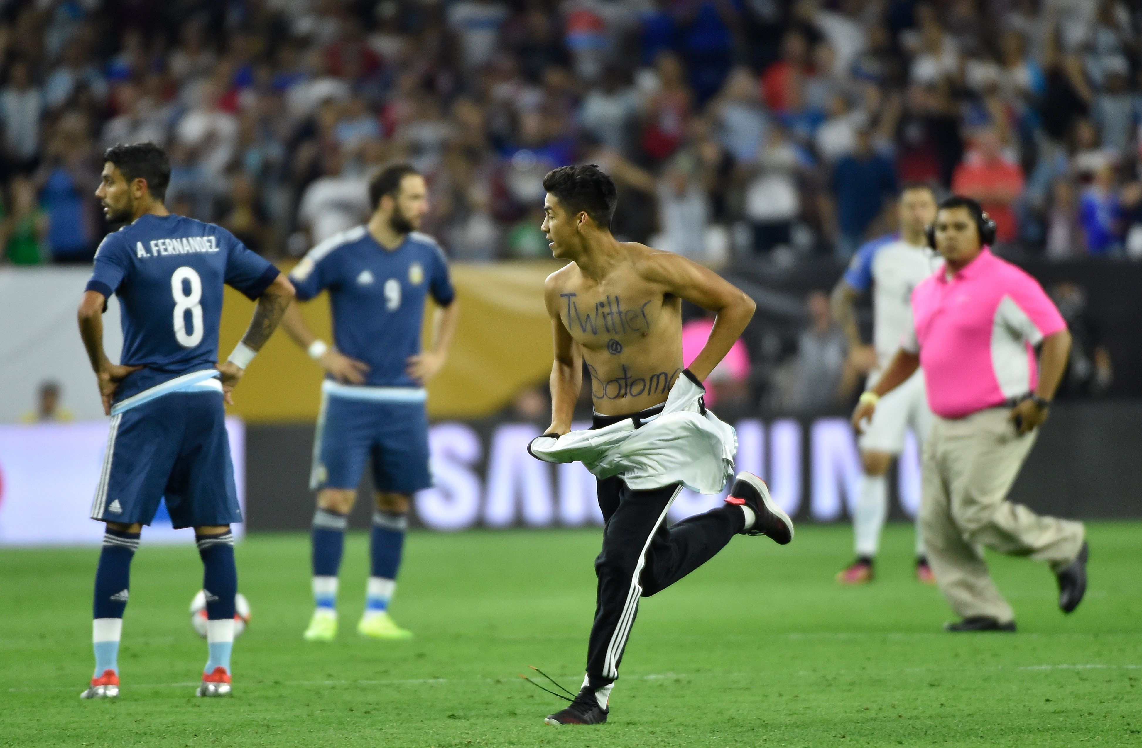 Fan cuong Messi vao san xin chu ky anh 8