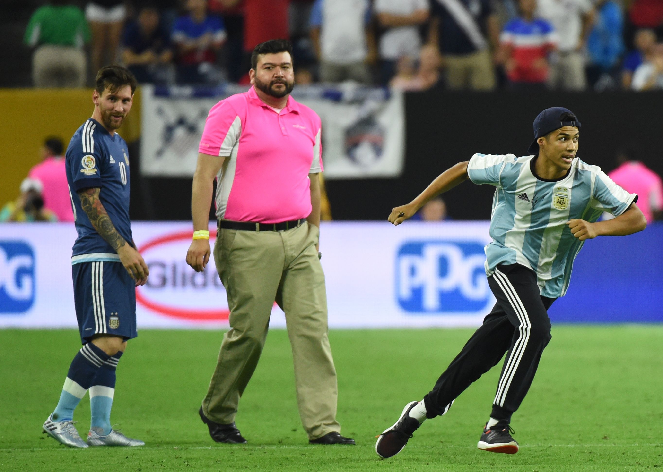 Fan cuong Messi vao san xin chu ky anh 7