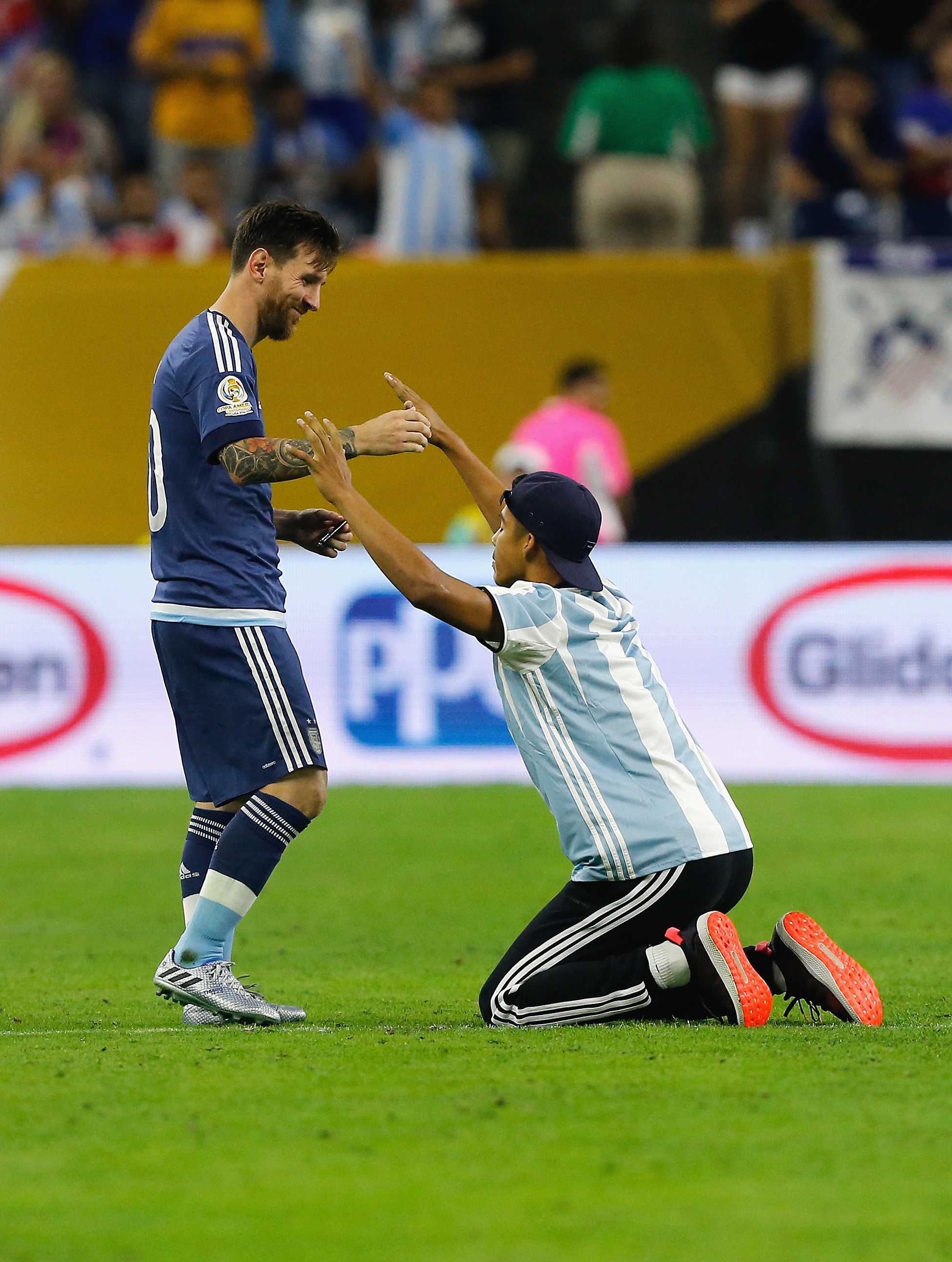 Fan cuong Messi vao san xin chu ky anh 2