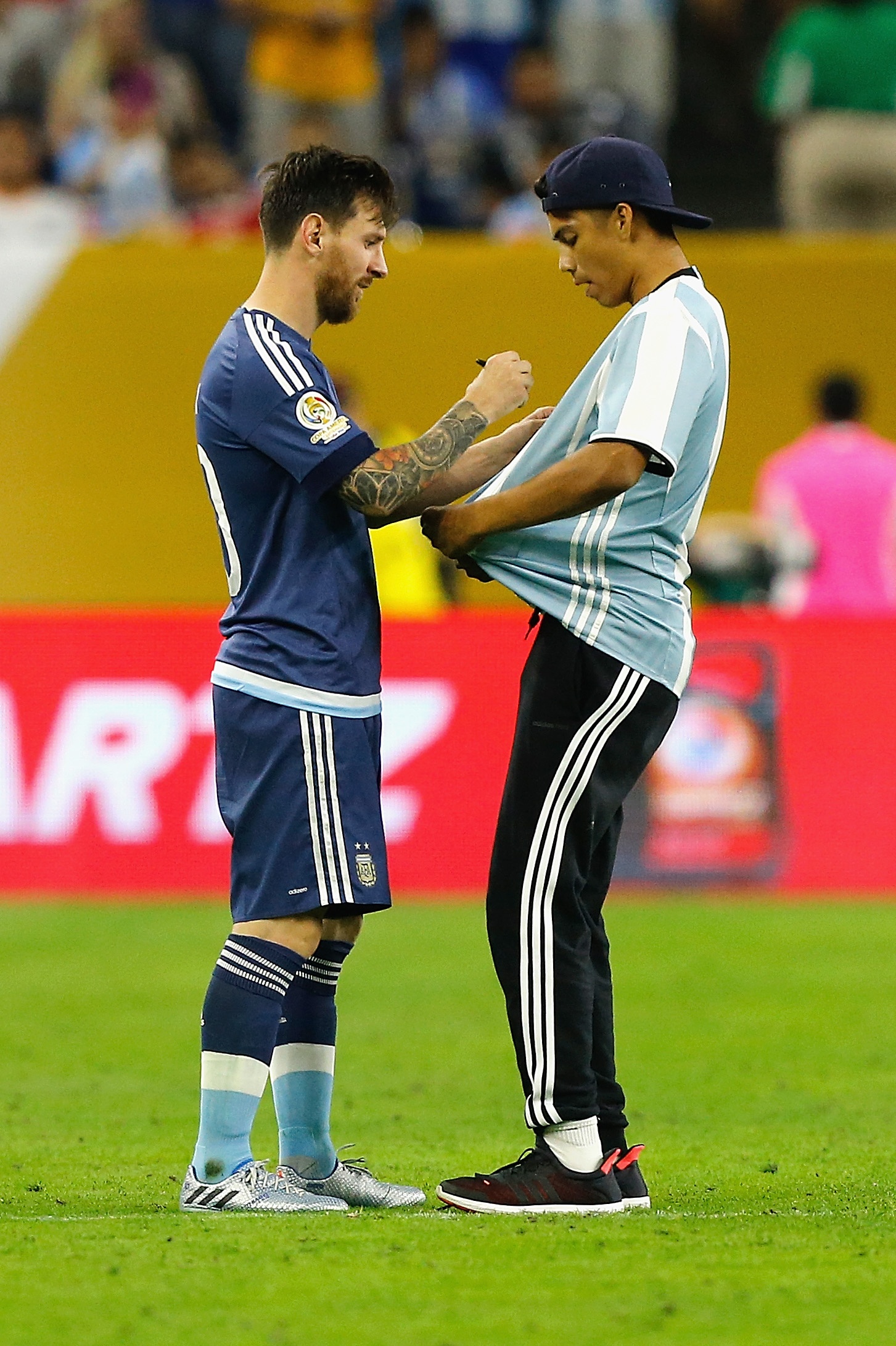 Fan cuong Messi vao san xin chu ky anh 4