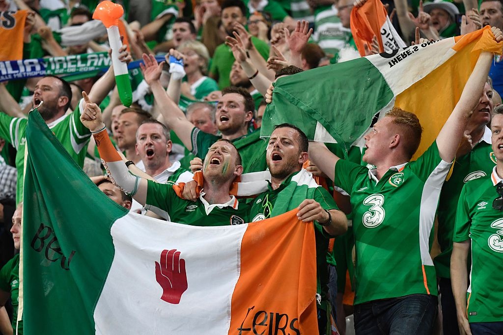 CĐV khóc ngất khi CH Ireland thắng Italy ảnh 7 CDV khoc ngat khi CH Ireland thang Italy anh 7