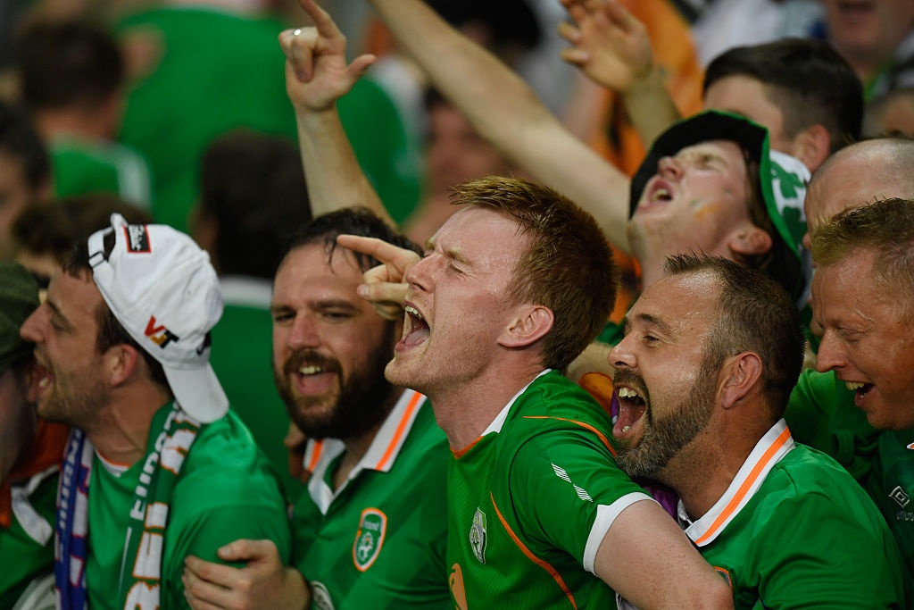 CĐV khóc ngất khi CH Ireland thắng Italy ảnh 6 CDV khoc ngat khi CH Ireland thang Italy anh 6