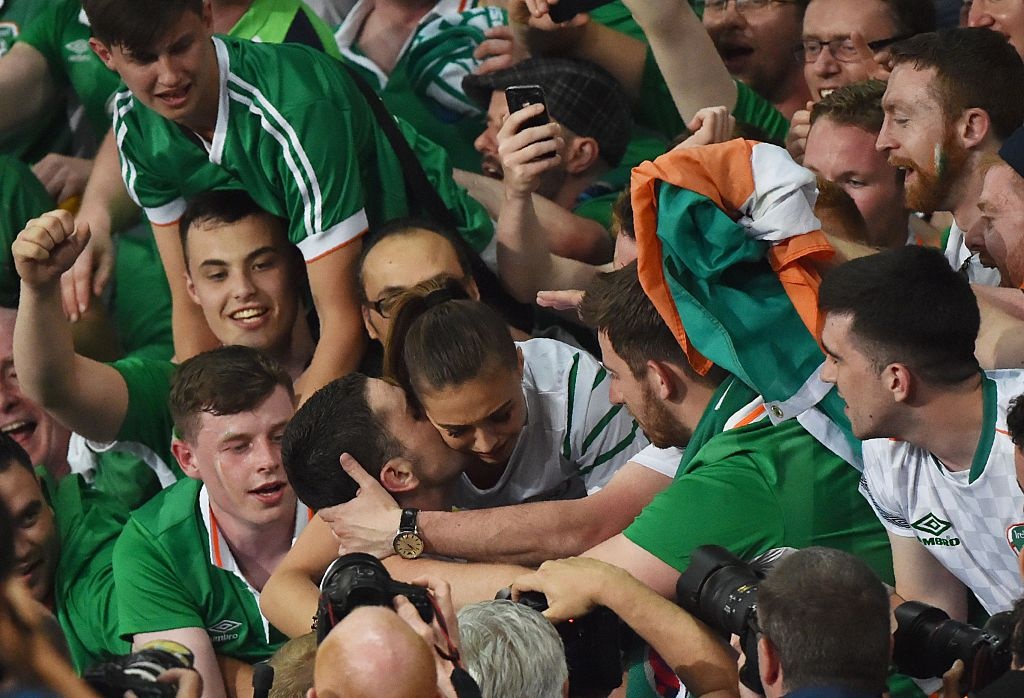 CĐV khóc ngất khi CH Ireland thắng Italy ảnh 8 CDV khoc ngat khi CH Ireland thang Italy anh 8