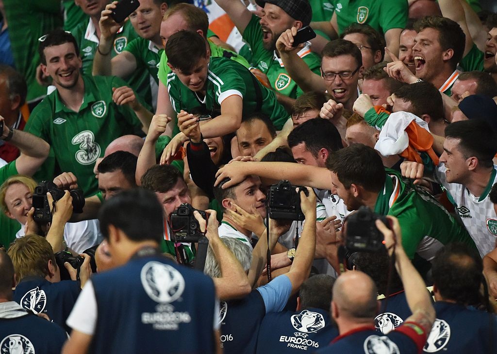 CĐV khóc ngất khi CH Ireland thắng Italy ảnh 9 CDV khoc ngat khi CH Ireland thang Italy anh 9