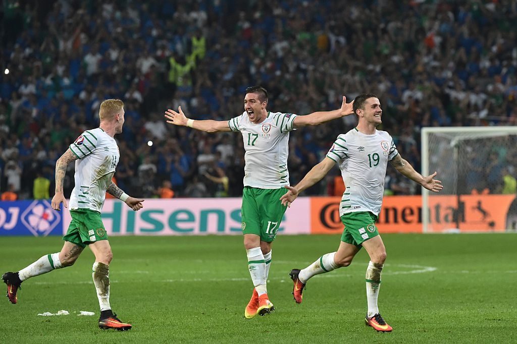 CĐV khóc ngất khi CH Ireland thắng Italy ảnh 1 CDV khoc ngat khi CH Ireland thang Italy anh 1