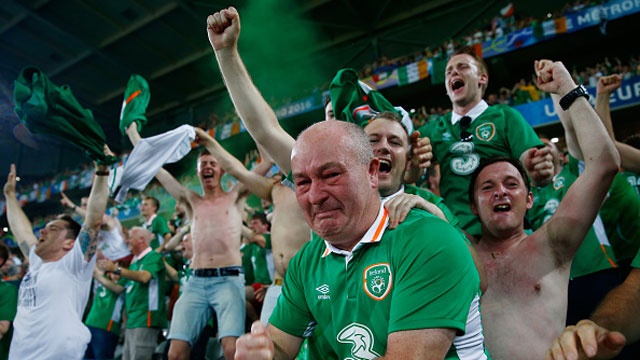 CDV tran nuoc mat khi CH Ireland danh bai Italy hinh anh