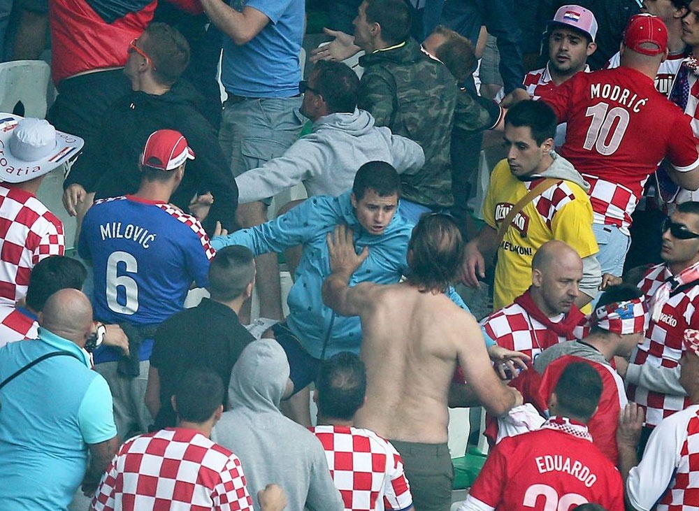 CĐV gây phản cảm ở Euro 2016 ảnh 4 CDV gay phan cam o Euro 2016 anh 4