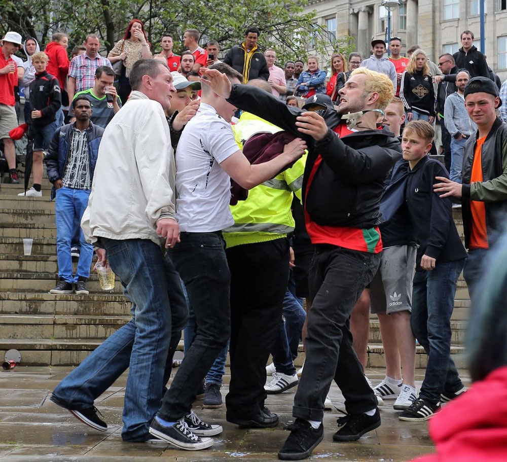 CĐV gây phản cảm ở Euro 2016 ảnh 10 CDV gay phan cam o Euro 2016 anh 10