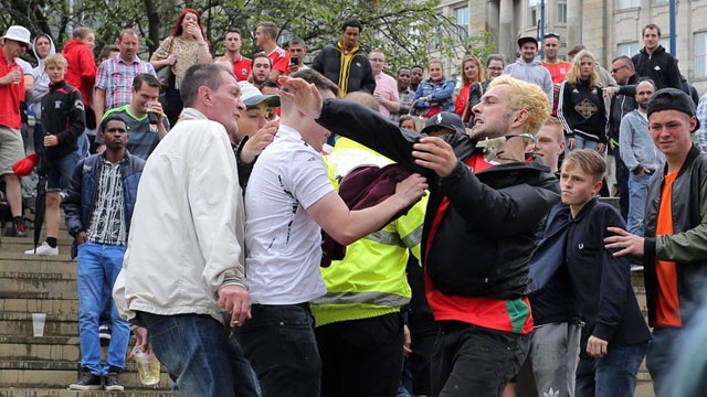 CDV danh nhau, xa rac, dot phao o Euro 2016 hinh anh