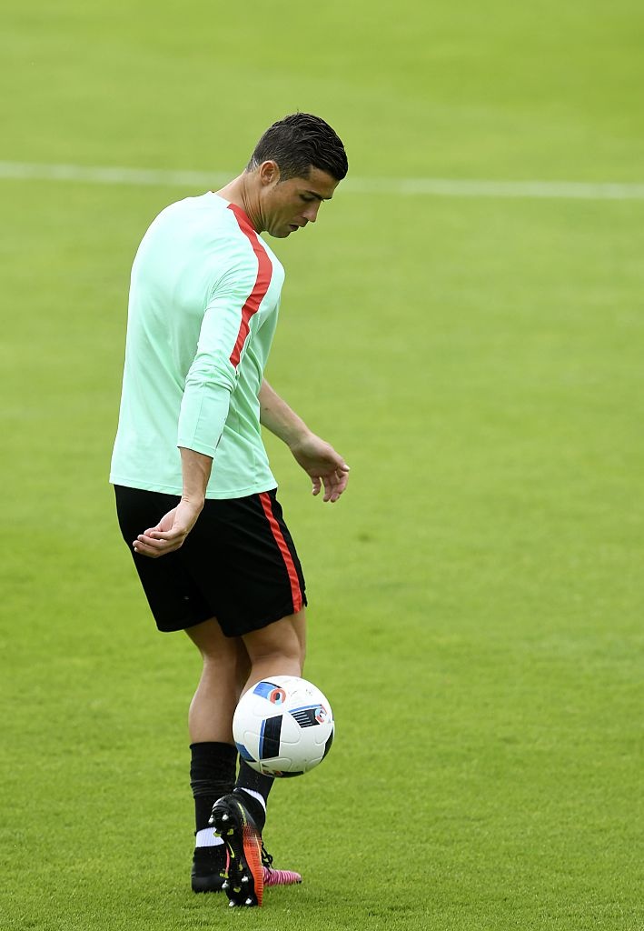 Fan cổ vũ Ronaldo trên sân tập ảnh 2 Fan co vu Ronaldo tren san tap anh 2