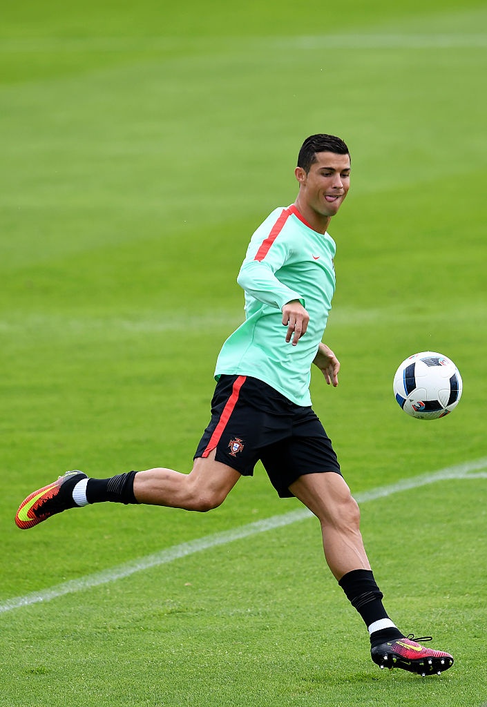 Fan cổ vũ Ronaldo trên sân tập ảnh 4 Fan co vu Ronaldo tren san tap anh 4