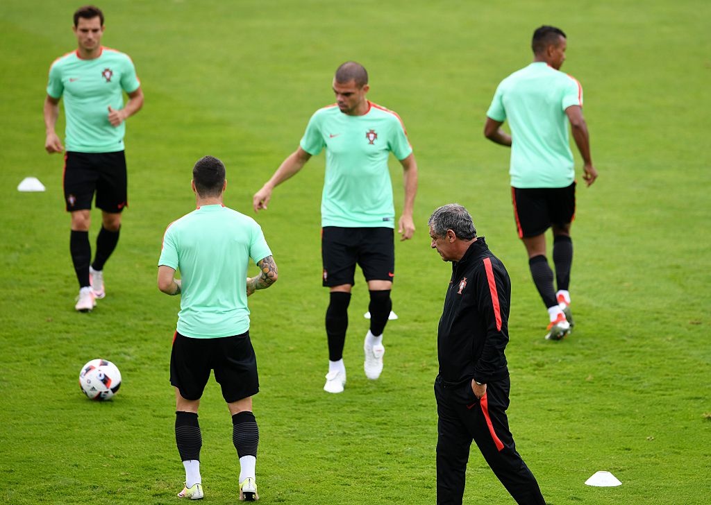 Fan cổ vũ Ronaldo trên sân tập ảnh 10 Fan co vu Ronaldo tren san tap anh 10