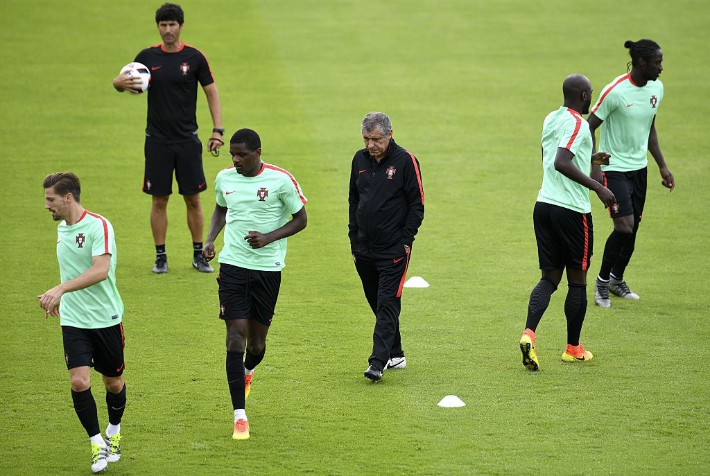 Fan cổ vũ Ronaldo trên sân tập ảnh 11 Fan co vu Ronaldo tren san tap anh 11