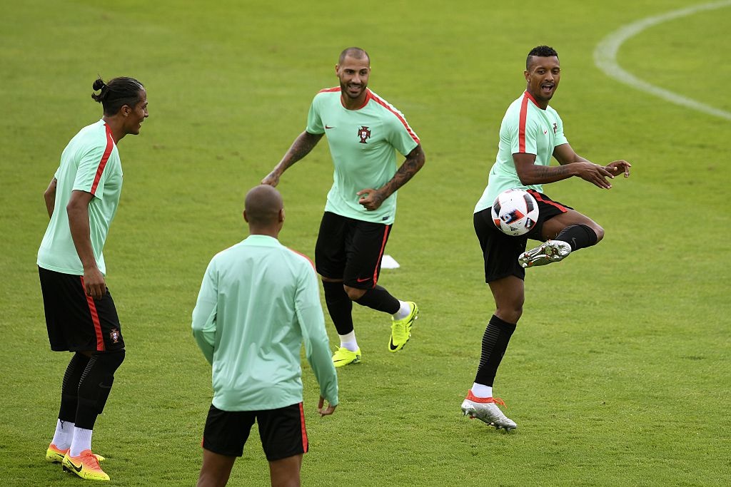 Fan cổ vũ Ronaldo trên sân tập ảnh 9 Fan co vu Ronaldo tren san tap anh 9