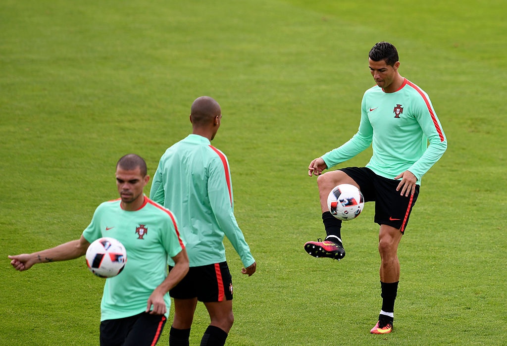 Fan cổ vũ Ronaldo trên sân tập ảnh 3 Fan co vu Ronaldo tren san tap anh 3