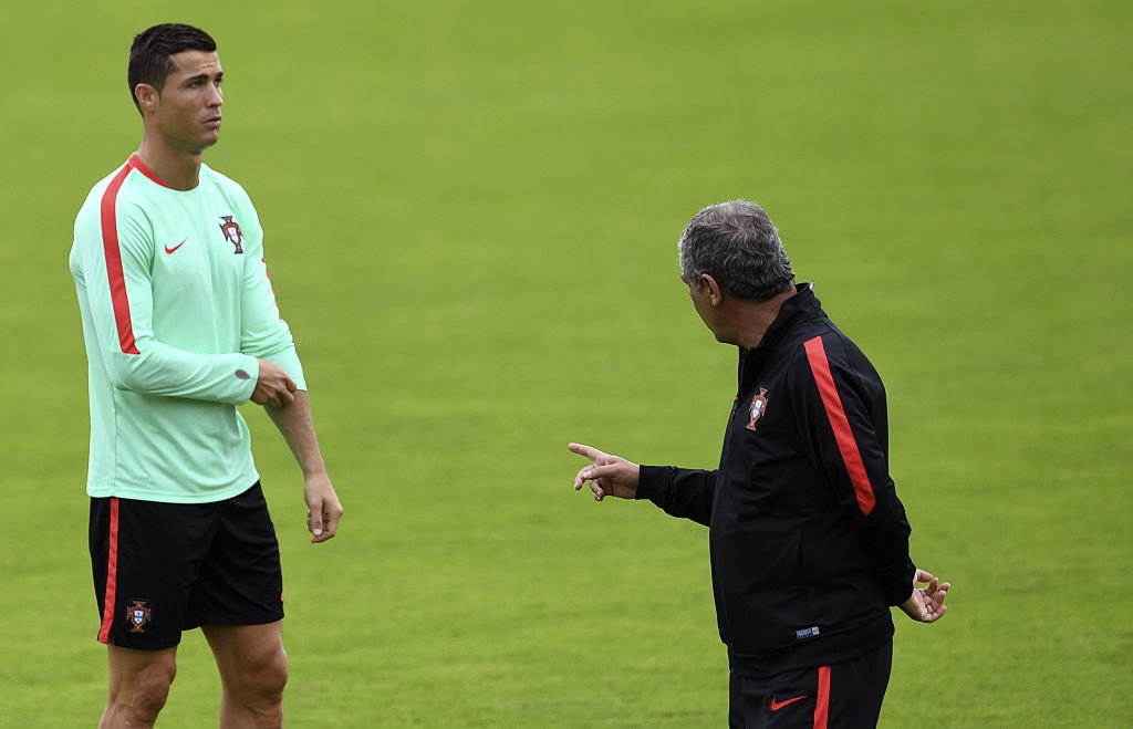 Fan cổ vũ Ronaldo trên sân tập ảnh 8 Fan co vu Ronaldo tren san tap anh 8